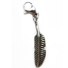 Dangle pluma plateada